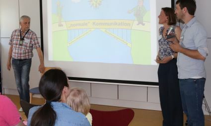 Die Eltern hören einen Vortrag von Herrn Müller