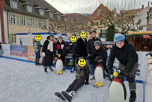 Acht Schüler und zwei Lehrerinnen posieren an der Balustrade des Einlauffeldes. Drei Stützpinguine sind auch dabei.