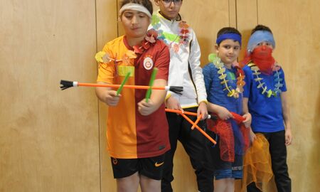 Zirkuskinder balancieren mit Stäben