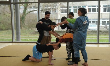 Zirkuskinder machen eien Menschenpyramiede