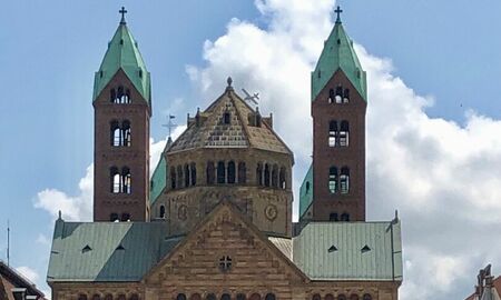 Speyerer Dom, Menschen spazieren vot dem Eingang