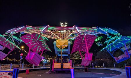Ein buntes leuchtendes Fahrgeschäft ist zu sehen.
