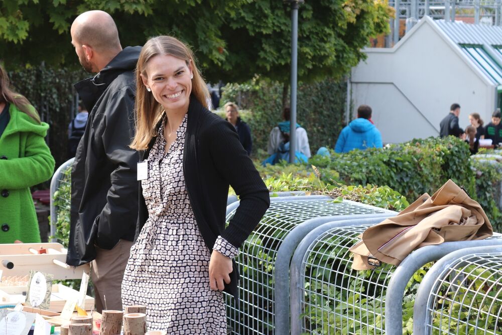 Eine Frau lächelt in die Kamera.