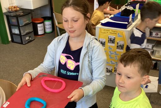 Das erste geknetete O wird stolz präsentiert