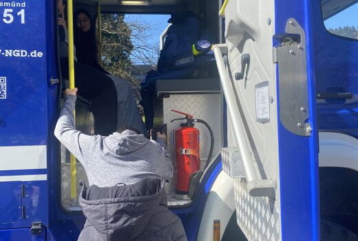 Kinder steigen ins Fahrzeug des THW ein