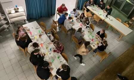 Gruppe beim Abendessen