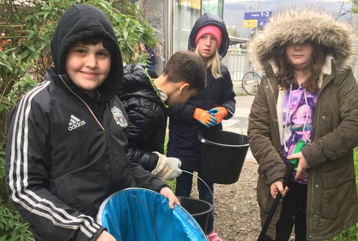 Schüler und Schülerinnen bei der Sammelarbeit