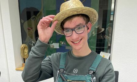 Ein Junge ist als Gärtner verkleidet