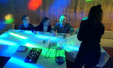 Jugendliche spielen Bingo