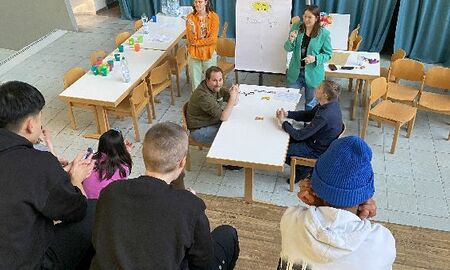 Jugendliche schauen bei einer Rateshow zu