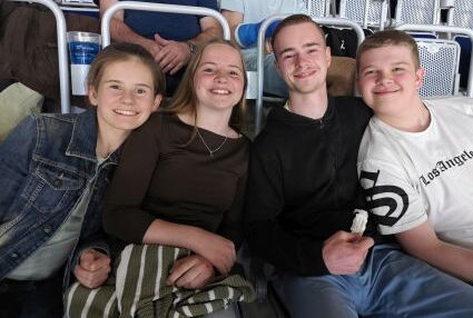 Vier Luiseclubteilnehmer/innen machen ein Gruppenbild