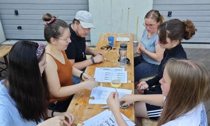 Armbänder mit Lama Motivperle werden geknüpft