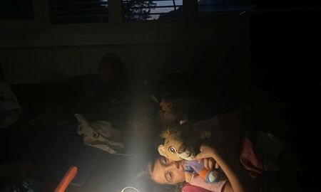 Mädchen und Kuscheltier mit Nachtischlampe