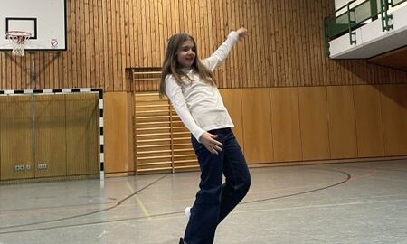 Mädchen macht Zeitungstanz