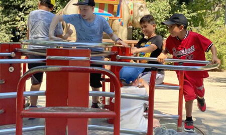 Kinder auf einem Karussell