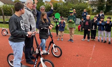 die Kinder freuen sich über die Roller