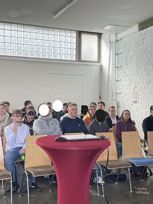 Schülerinnen und Schüler sitzen im Publikum während einer Veranstaltung der Heidelberger Ausbildungstage.