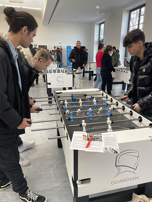 Tischkickerspiel aus einer anderen Perspektive.