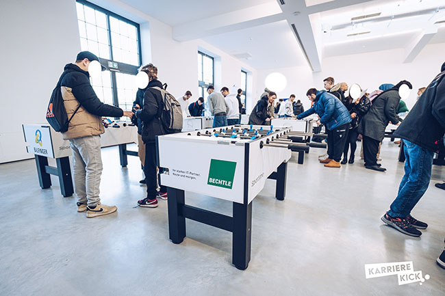 Auch die Lehrerin spielt mit den Schülern Tischkicker.