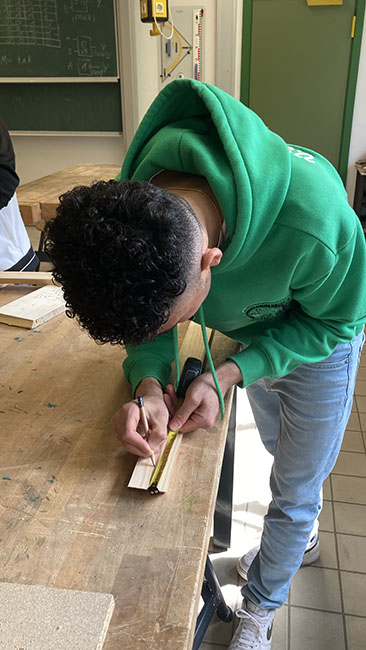 Schüler des VAB beim Anzeichnen.