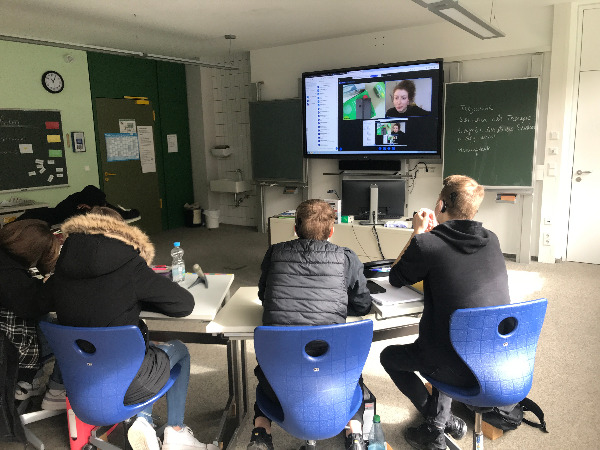 Die Klasse 1a im Online-Interview mit der Chefredakteurin Jennifer Beck.