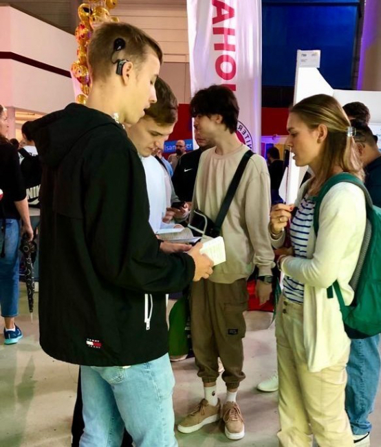 Schüler der Klasse mit ihrer Klassenlehrerin Frau Danzer auf der Jobmesse.