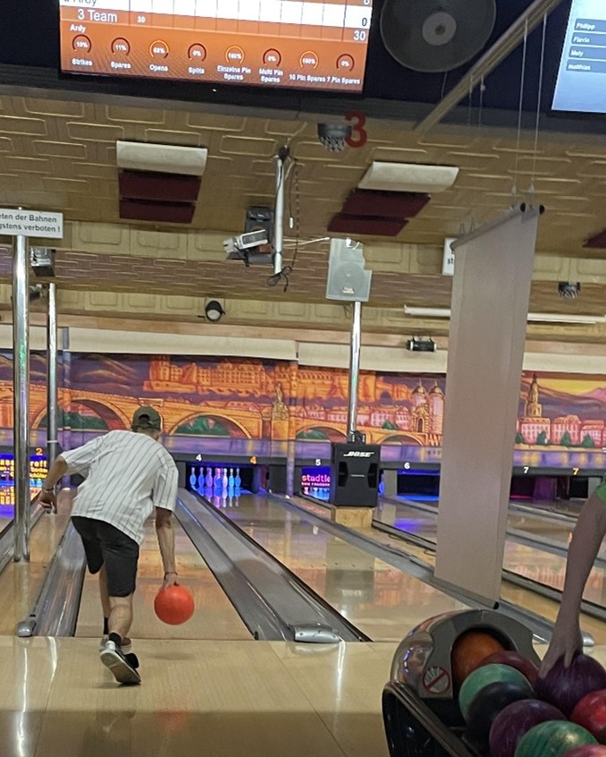 Ein Schüler beim Bowling.