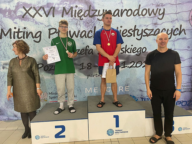 Siegerehrung, auf dem Podest stehen die Gewinner der Gold- und Silber-Medaille.