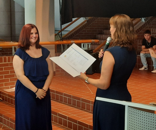 Emma Lemke nimmt ihr Zeugnis von Frau Soerensen entgegen.