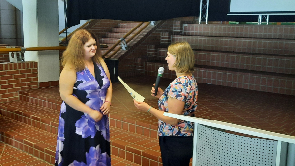 Jana Dries nimmt ihr Zeugnis von Frau Soerensen entgegen.