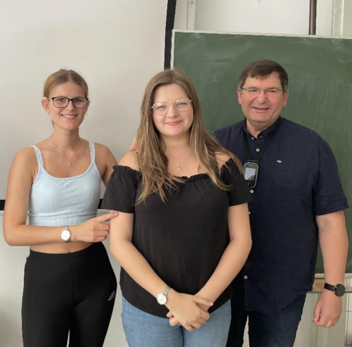 Zwei interessierte Schülerinnen und der Vortragende Herr Rheinheimer.